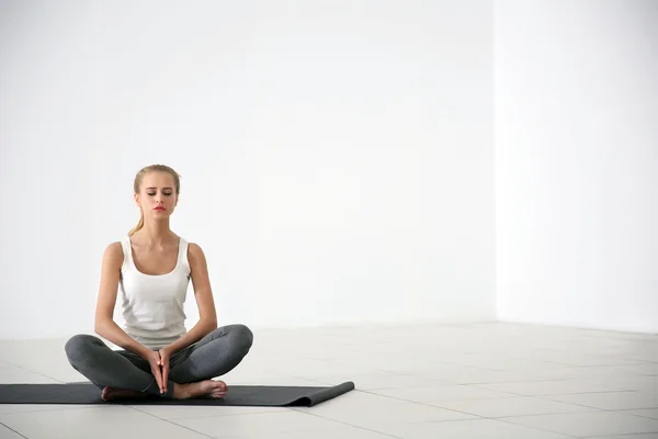 Giovane donna fare esercizio di yoga — Foto Stock