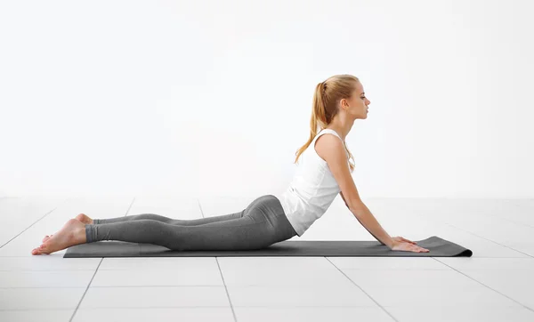 Donna che fa esercizi di yoga — Foto Stock