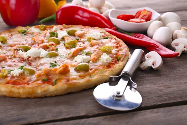 Malzemeler ve kesici masada, closeup ile lezzetli lezzetli Pizza — Stok fotoğraf