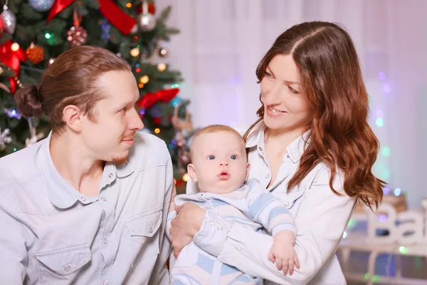 Glückliche Familie im geschmückten Weihnachtszimmer — Stockfoto