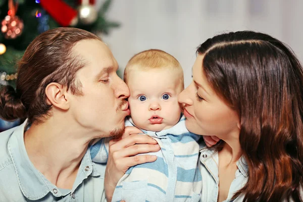 I genitori baciano il loro bambino — Foto Stock