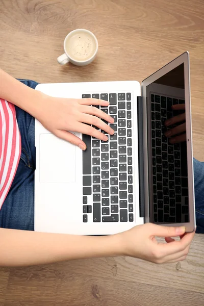 Frau arbeitet mit Laptop — Stockfoto