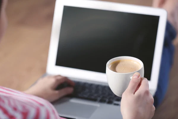 Woman working with a laptop — Stock Photo, Image