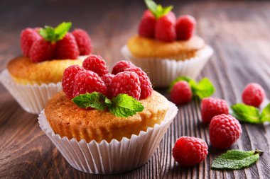 Lezzetli kek çilek ve ahşap masa üzerinde taze nane ile yakın çekim