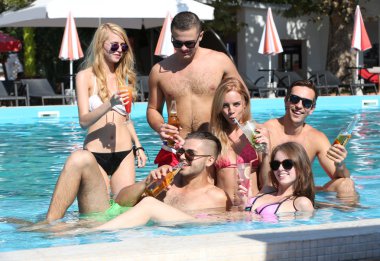 Gençler eğleniyor. 