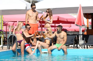 Gençler eğleniyor. 