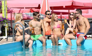 Gençler eğleniyor. 