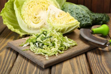 Savoy lahana ahşap kesme pano portre üzerinde kesmek