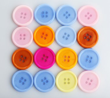 Beyaz izole renkli düğmeler