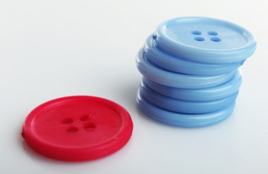 Beyaz izole renkli düğmeler