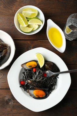 Makarna, midye ve kireç kahverengi ahşap zemin üzerine pişmiş