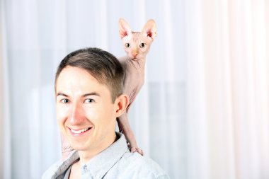 Yakışıklı delikanlı bir kedi holding