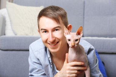 Yakışıklı adam kedi katta aittir