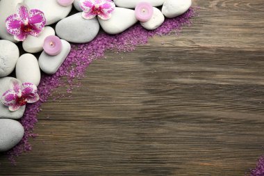 Spa taş ve ahşap arka plan üzerinde orkide