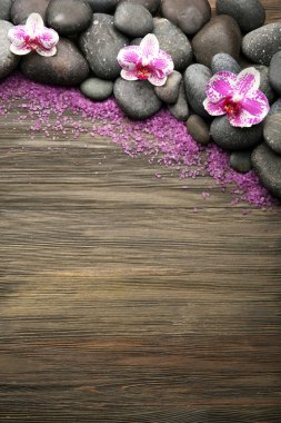 Spa taş ve ahşap arka plan üzerinde orkide