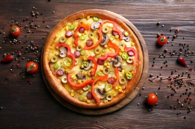 Ahşap masa üzerinde biber lezzetli pizza