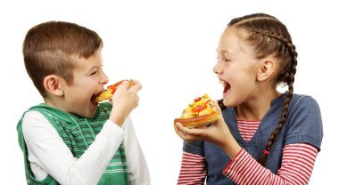 Çocuklar pizza yiyor.  