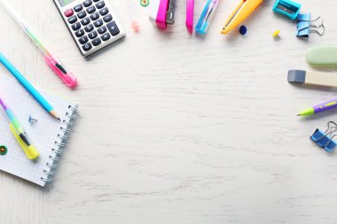 Hafif ahşap arka plan üzerinde ofis, banka donatımı