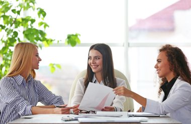 konferans salonunda toplantı