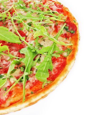 Roka, üzerinde beyaz izole lezzetli lezzetli pizza