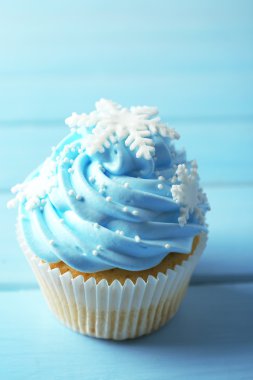 Ahşap zemin üzerine mavi cupcake