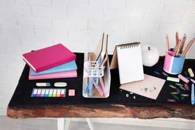 Bir tablo closeup ofis malzemeleri