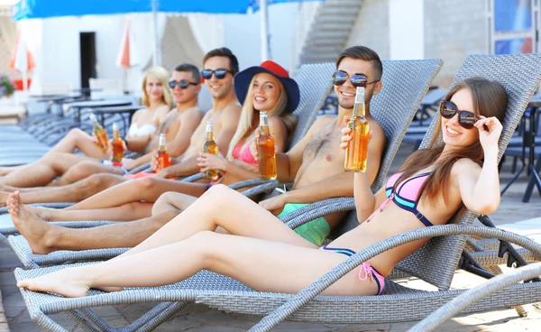 Pessoas relaxando em chaise-lounges — Fotografia de Stock