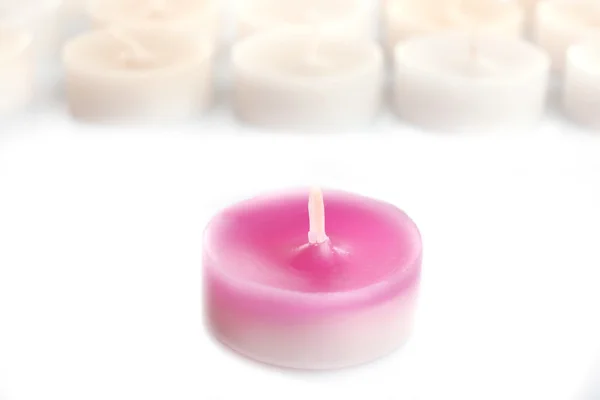 Pequenas velas cor de rosa e branco — Fotografia de Stock