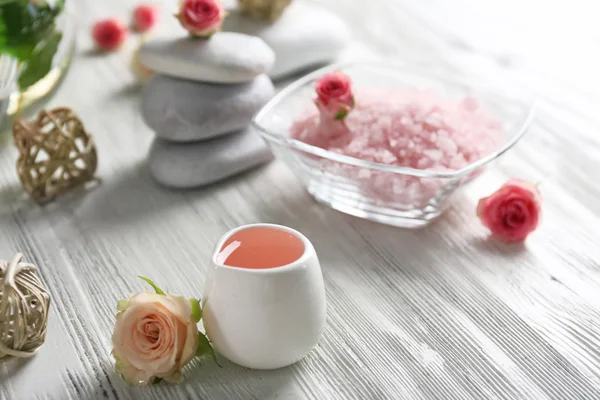 Composición de flores, sal y piedras — Foto de Stock