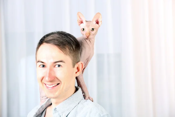 Młody przystojny mężczyzna trzyma kot — Zdjęcie stockowe