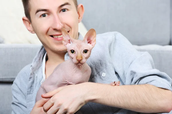 Yakışıklı adam kedi katta aittir — Stok fotoğraf