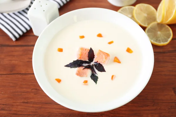 Köstliche Lachscremesuppe in weißem Teller auf Holztisch, Nahaufnahme — Stockfoto