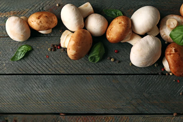 Cogumelos frescos no fundo de madeira — Fotografia de Stock