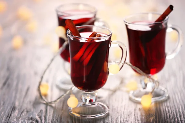 Ahşap masa üzerinde mulled şarap — Stok fotoğraf