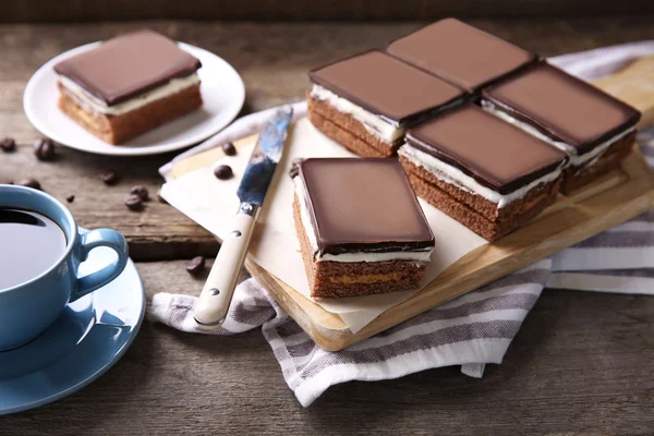 Läcker choklad brownies på trä bakgrund — Stockfoto