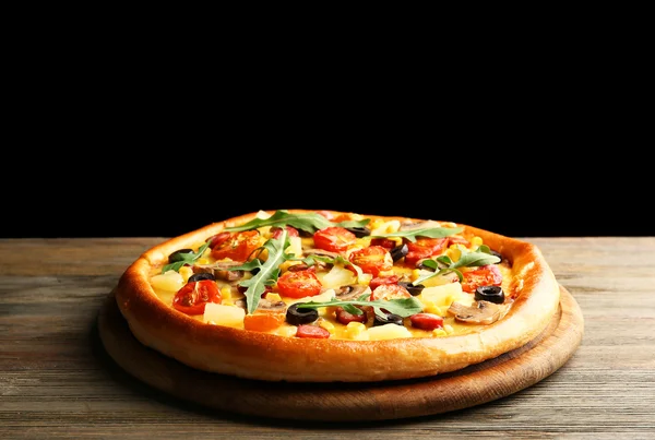 Deliciosa pizza sobre fondo negro — Foto de Stock