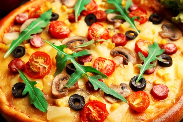 Pizza deliciosa com legumes, close-up — Fotografia de Stock