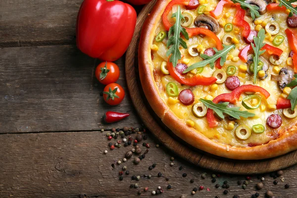 木製の背景に野菜とおいしいピザ — ストック写真