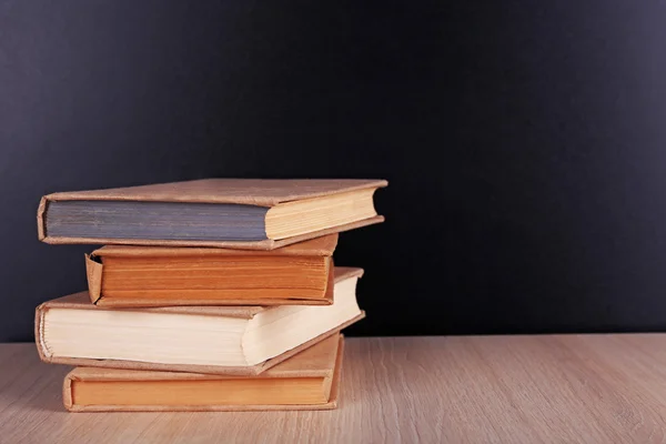 Bücherstapel auf einem Tisch — Stockfoto