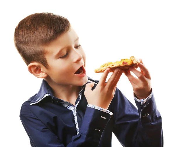 Lilla pojken äta pizza — Stockfoto