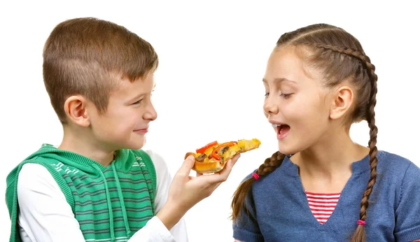 Kinder essen Pizza — Stockfoto