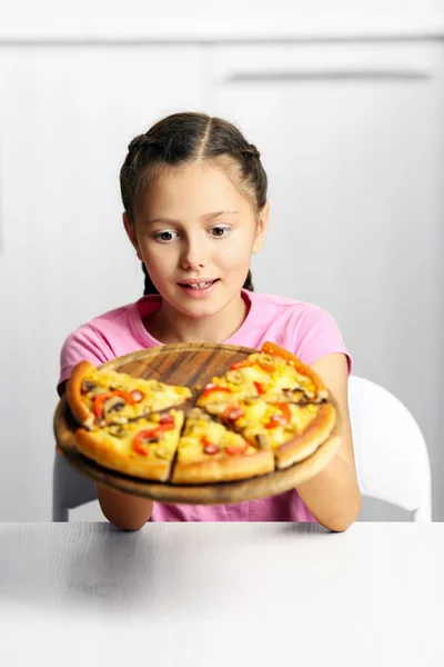 Mädchen isst Pizza — Stockfoto