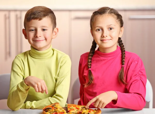 Kinderen die pizza eten — Stockfoto