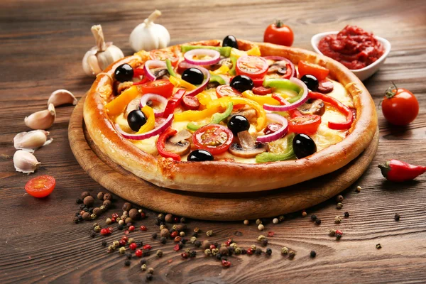 Deliciosa pizza con verduras, sobre mesa de madera —  Fotos de Stock