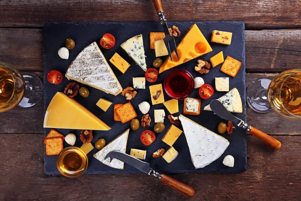 Queso para degustación sobre fondo de madera, vista superior — Foto de Stock