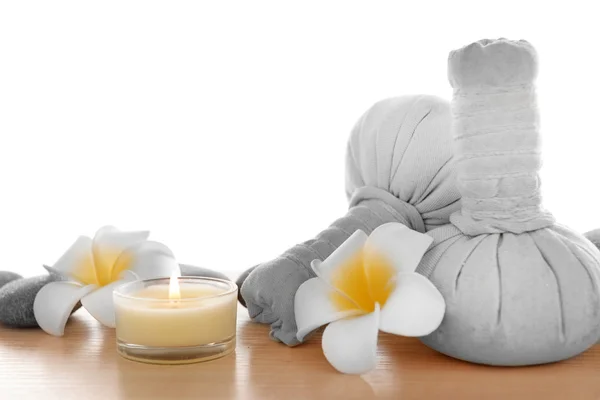 Sacs de massage avec plumeria et bougie, isolés sur blanc — Photo