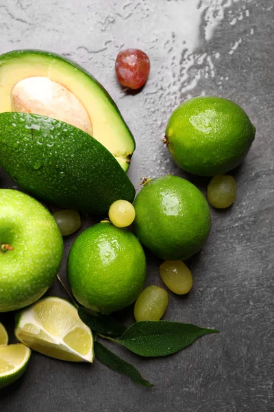 Frutas sobre fondo gris —  Fotos de Stock