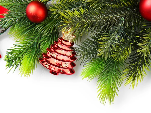 Christmas tree förgrena sig med röda bär och dekorationer — Stockfoto