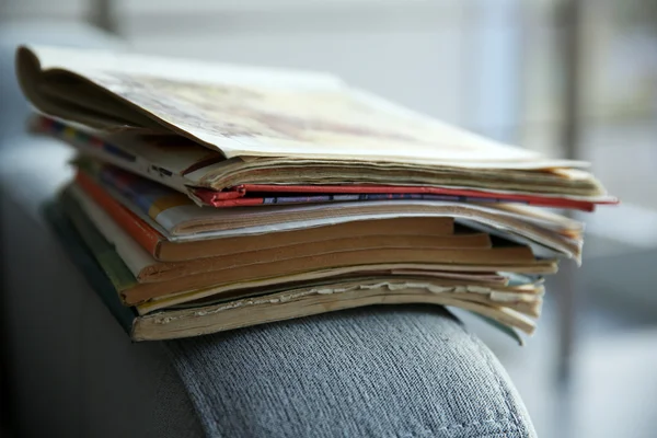 Montón de libros sobre sofá gris, primer plano — Foto de Stock