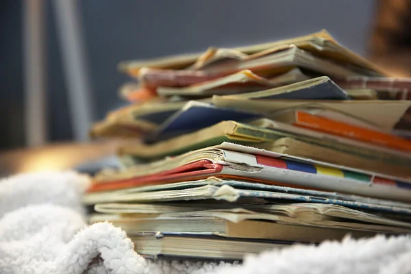 Montón de libros sobre silla de cuero en la habitación, de cerca — Foto de Stock